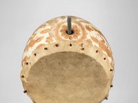 Ame 23 b  Ame 23, Niederländisch Guayana (Surinam), Marron, 2. Hälfte 18. Jahrhundert, Klangkörper eines Saiteninstruments, Frucht des Kalebassenbaumes (Crescentia cuyete L.), Leder, Holz, Kaolin, H ca. 19 cm, B ca. 14,4 cm, T ca 12 cm : Museumsfoto: Claus Cordes, Bestandskatalog Ethnologie